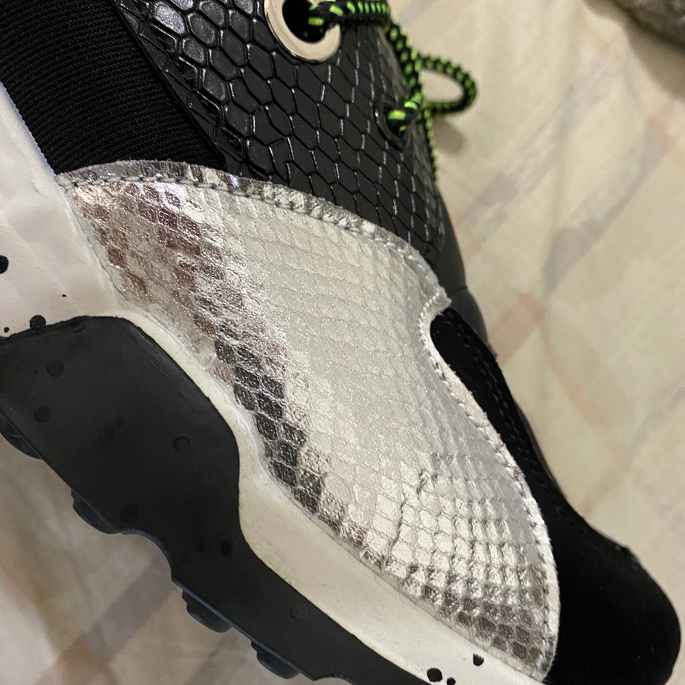Fashionable sneakers